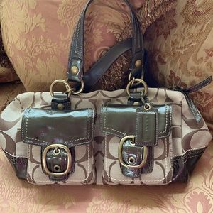 Signature thick canvas material, with dark to light copper leather trim, handles